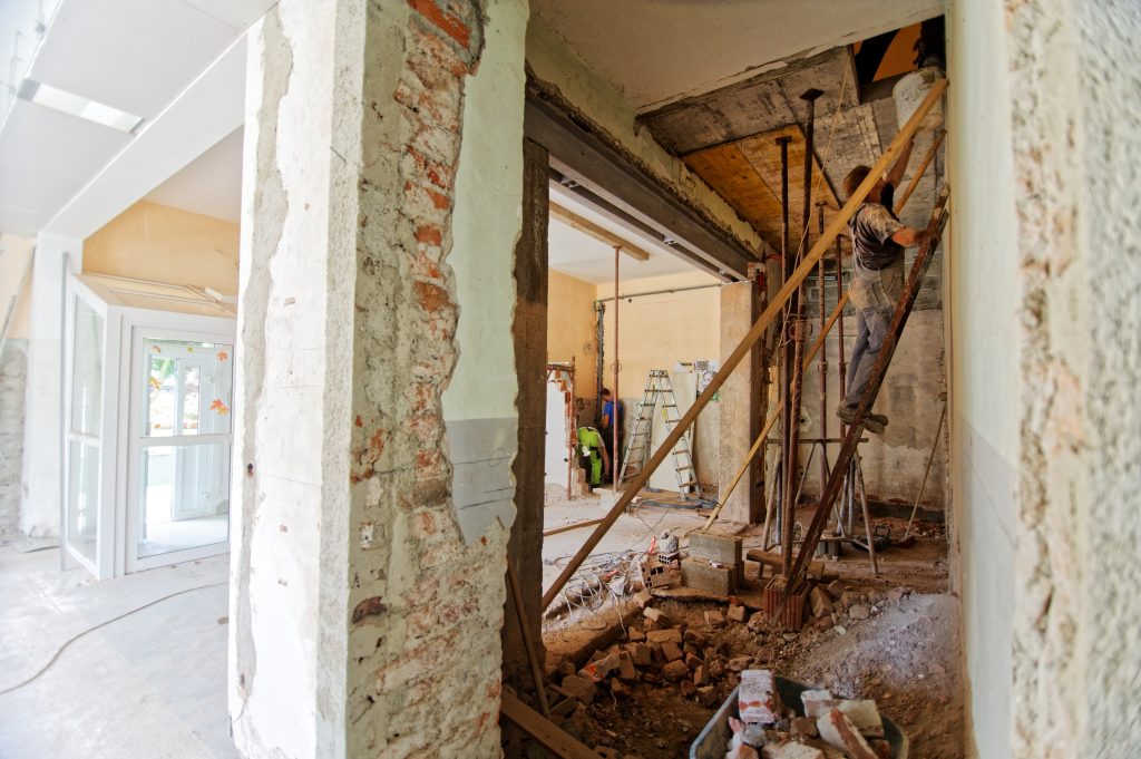Comprare casa nuova o da ristrutturare? vantaggi e svantaggi di ... Ristrutturare casa vecchia