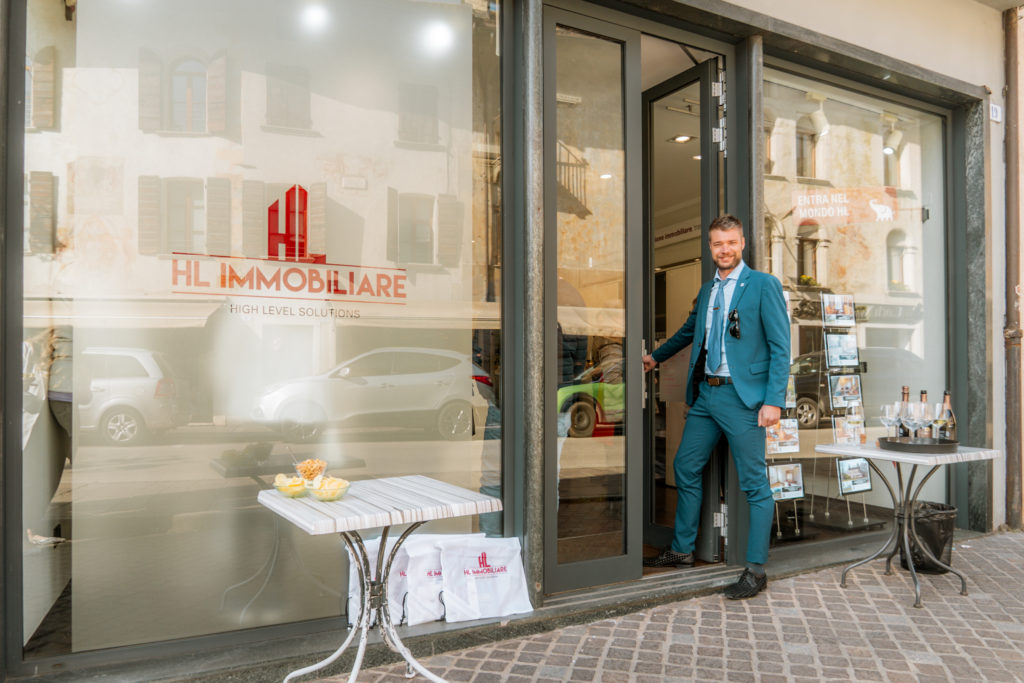 Alex Riposi davanti alla nuova sede di HL