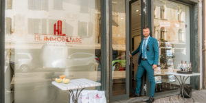 Alex Riposi davanti alla nuova sede di HL